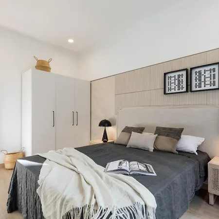 Apartment Costa - 3 Bedrooms, Balcony In Eixample Esquerra Barcelona