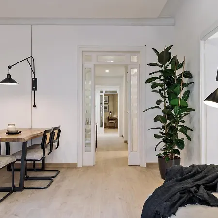 Costa - 3 Bedrooms, Balcony In Eixample Esquerra Apartment *